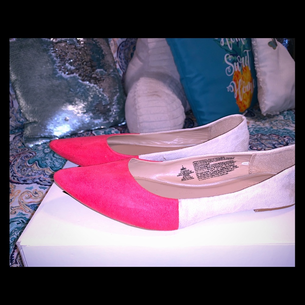 Two tone ballerina flats.